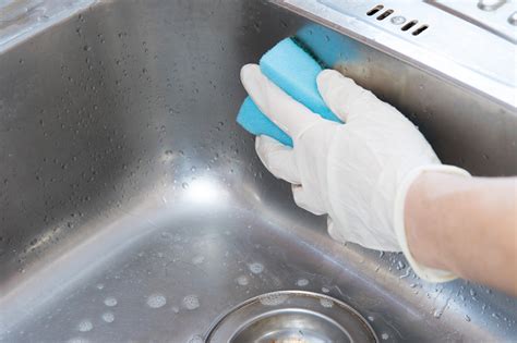 How to Clean Your Kitchen Sink Properly in 4 Steps