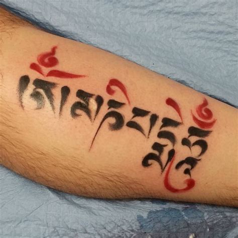 "Om Mani Padme Hum" Buddhist mantra written in Tibetan Sanskrit ...