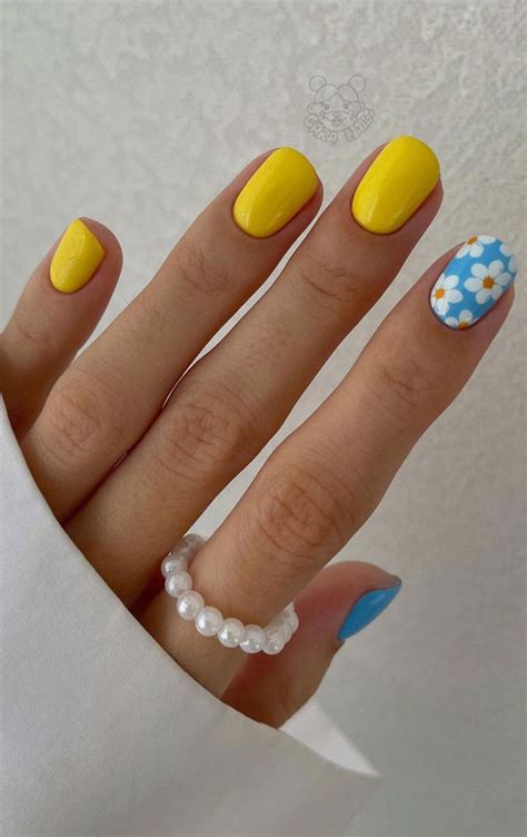 45 Pretty Short Nails For Spring & Summer : Flower Blue & Yellow Nails