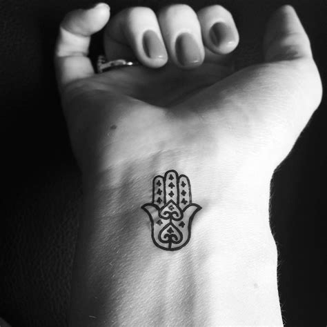 Mano di Fatima tattoo: significato del disegno e consigli!