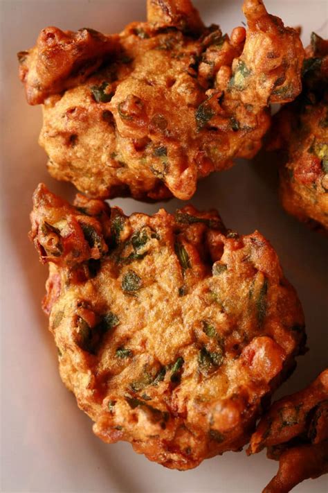 Palak Pakoda Recipe [Spinach Pakora Fritters] - Beyond Flour