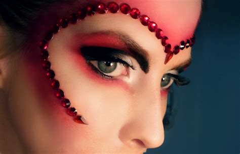 Red Queen Makeup