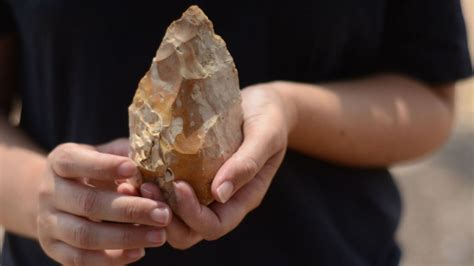 Israeli archaeology find: hand axes of prehistoric humans - ISRAEL21c