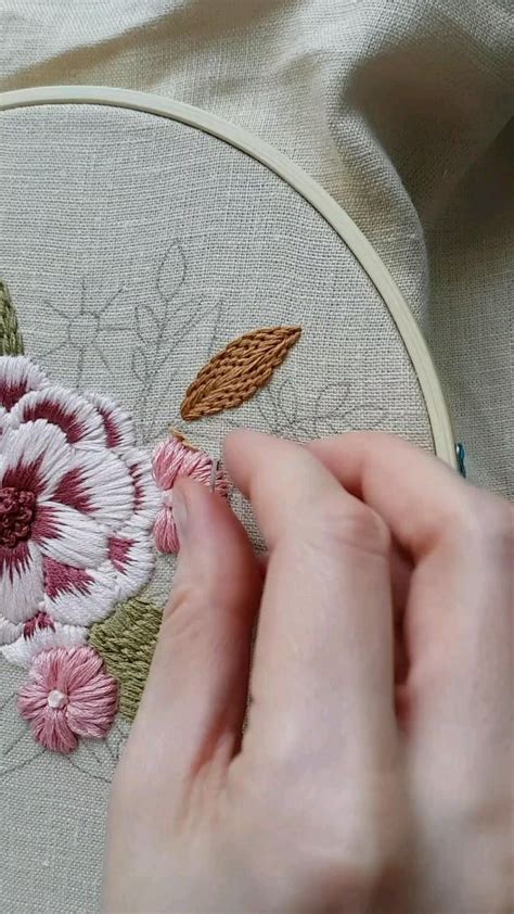 Back stitch. Hand embroidery | Вышивка на шелковых лентах, Дизайны ...