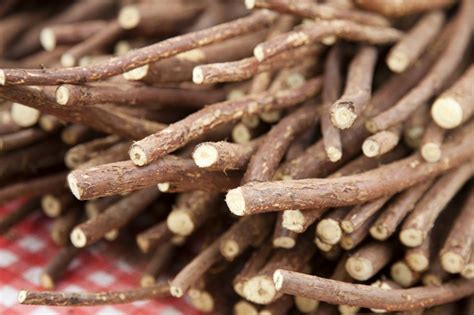 8 Health Benefits Of Licorice Root & How To Use It