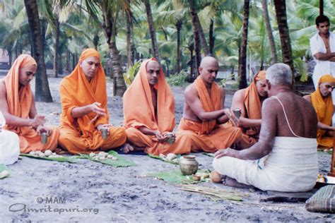 Sannyasa, in the service of the world - Amma, Mata Amritanandamayi Devi