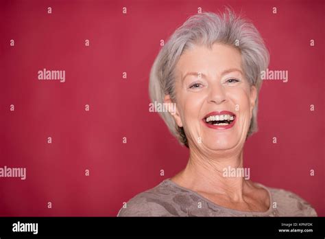 studio portrait against red background Stock Photo - Alamy