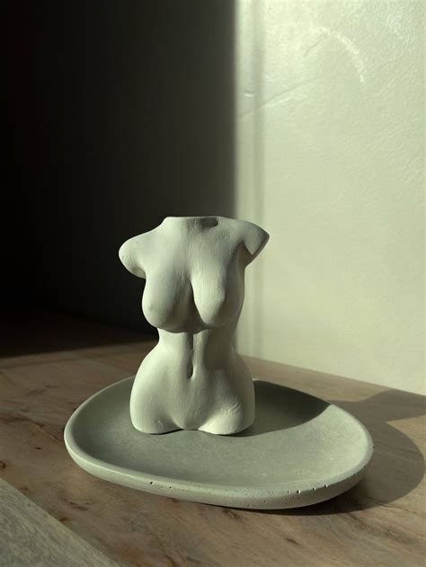 Female Body Sculpture | Töpferarbeiten, Töpferhandwerk, Keramikskulptur