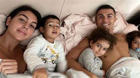 Private Family Photo Leaked: This is how Cristiano Ronaldo wakes up ...