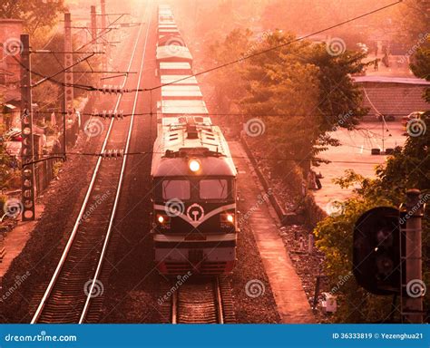 Trens De Mercadorias Que Correm No Amanhecer Imagem de Stock - Imagem ...