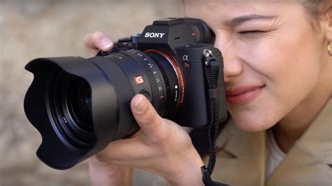 Mirrorless cameras: Photography's new decisive moment - BBC News