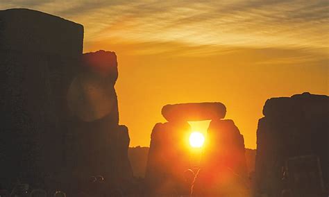 Thousands watch sunrise over Stonehenge - Newspaper - DAWN.COM