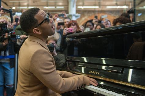 ¡John Legend se pone a tocar el piano por sorpresa en Londres ...