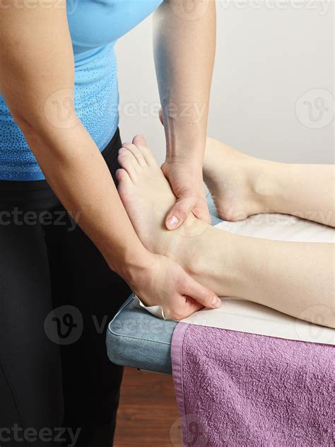 Osteopathy treatment 867651 Stock Photo at Vecteezy