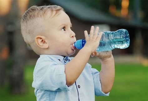 ¿Cuánta Agua Debe Consumir Su Hijo Pequeño Al Día? | TJMBB