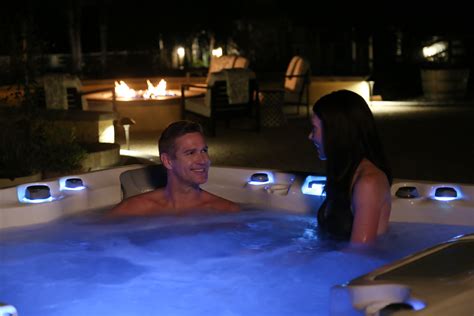 5 Steps to Planning the Perfect Hot Tub Date Night