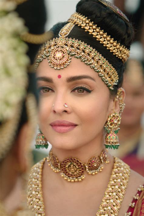 Aishwarya Rai Bachchan's bridal sets in Ponniyin Selvan: 1 will define ...