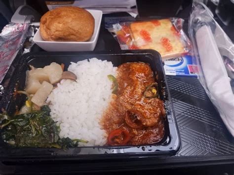 SIA criticised for ‘downgraded’ economy meals; netizens compare them ...