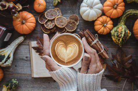 7 Delicious Fall-Inspired Coffee Drinks To Sip This Season - Secret San ...