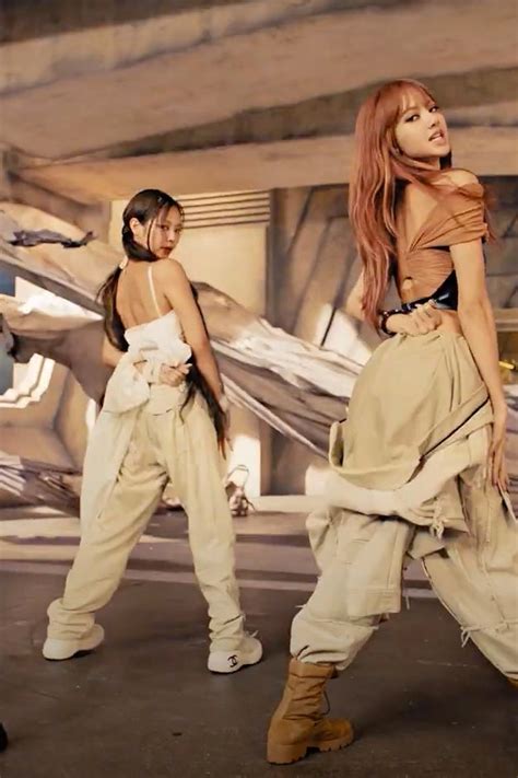 Blackpink estrena Pink Venom y TODOS los looks son irresistibles | Vogue