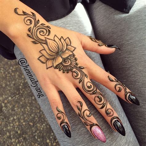 Beautiful lotus at the market! 🌸 ps. look at those nails! 😍 | Henna ...