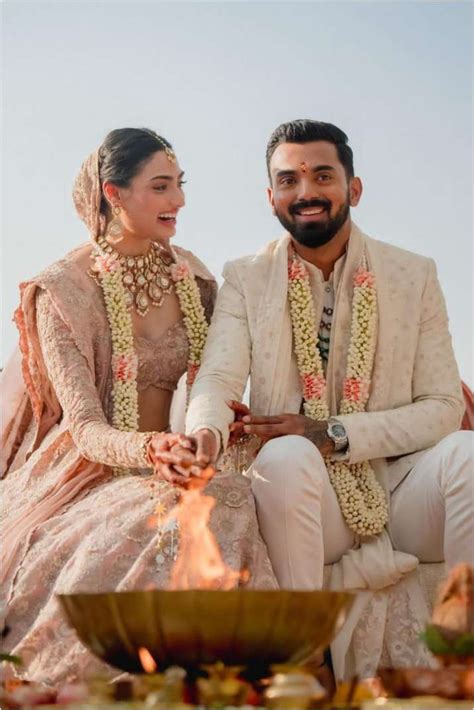 Athiya Shetty, KL Rahul's FIRST PHOTOS as married couple go viral ...