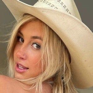 Carly Lawrence - Age, Family, Bio | Famous Birthdays