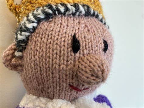 Free knitting pattern to knit a King Charles for the coronation