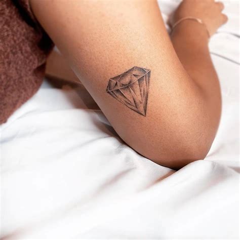 Diamond tattoo on the back of the right arm.