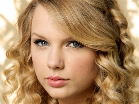 Taylor Swift Close-Up Image