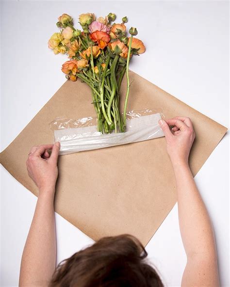 13 Surprisingly Creative Uses For Plastic Wrap | How to wrap flowers ...