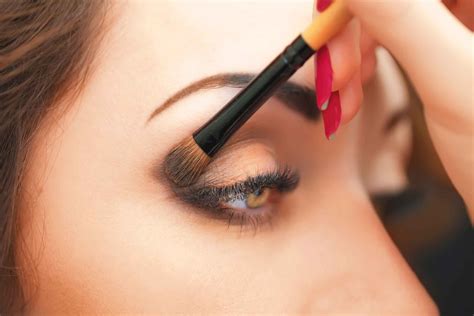 Eye Makeup Tips: 7 Ways to Make Your Eyes Pop | Reader's Digest