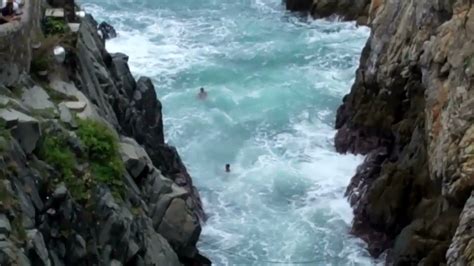 Death-Defying La Quebrada Cliff Divers in Acapulco, Mexico Daytime ...