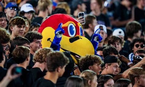 Fans are convinced that the Kansas mascot flipped off Kentucky players ...