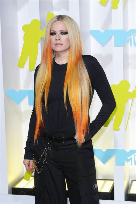 Avril Lavigne swiftly deals with topless stage invader during 2023 Juno ...