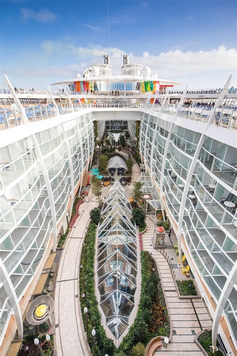 Inside the world's largest cruise ship - Symphony of the Seas | MiNDFOOD