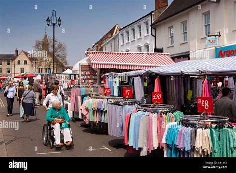 UK England, Suffolk, Bury St Edmunds, Buttermarket, open air market ...