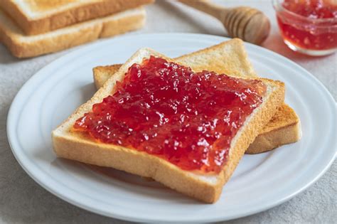 Roti Panggang Dengan Selai Stroberi Di Piring Foto Stok - Unduh Gambar ...