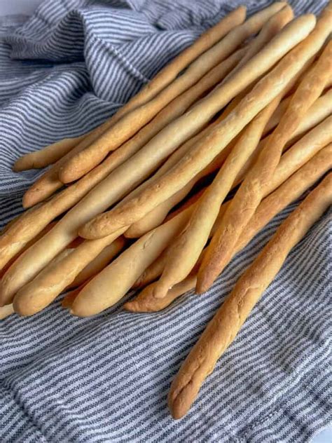 How To Make Italian Grissini Breadsticks - Foodology Geek