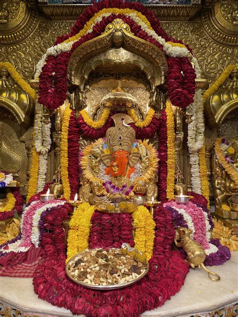 Siddhivinayak Ganpati Idol Live Darshan: Click Here to Join Ongoing ...