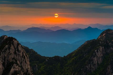 Watch Huangshan Sunrise While Hiking the Yellow Mounatin 2025