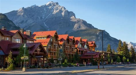 Best Hotels In Banff : Best spot for both families & friends