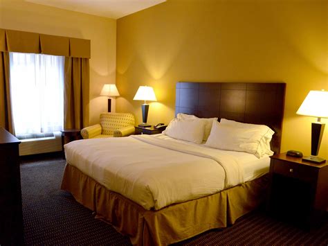 Affordable Pet-Friendly Hotel in Sidney, MT | Holiday Inn Express ...