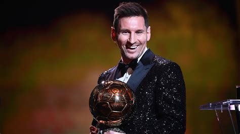 Lionel Messi (PSG/Argentine) remporte le Ballon d'Or 2021, le 7e de sa ...