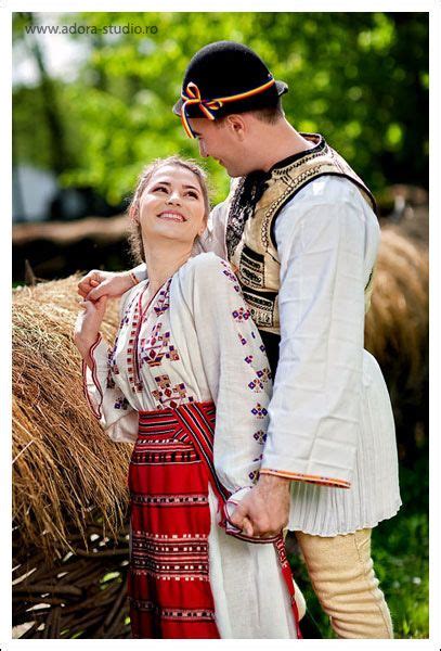 romanian lovers in traditional romanian costumes Folk Clothing ...