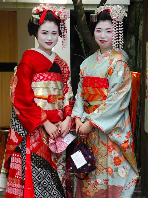 CAMIRTW: Japanese People in Traditional Clothes