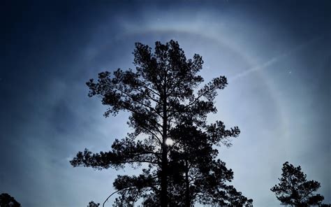 22 degree lunar halo : r/SkyPorn