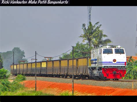 CC 20306 Hauled KLB Kricak Padalarang Train leaving Lemah … | Flickr