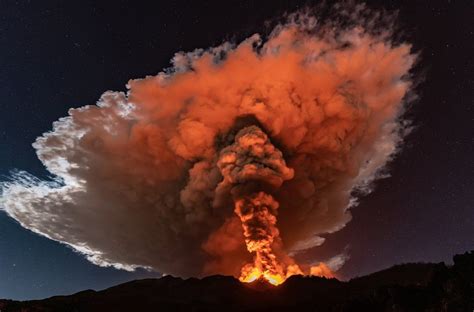 In Pictures: Mount Etna eruption lights up Sicily's night sky - BBC News