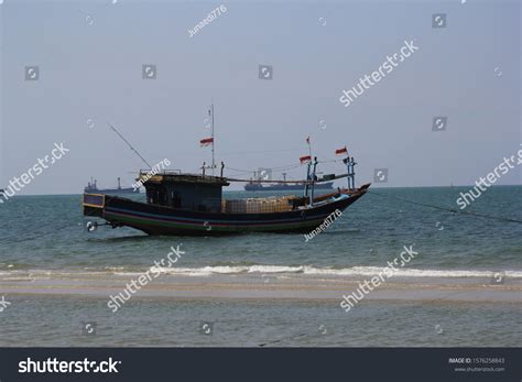 Kapal Nelayan Tradisional Di Indonesia Stock Photo 1576258843 ...